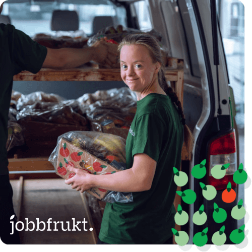 Jobbfrukt-medarbeider med fruktkasse ved varebilen